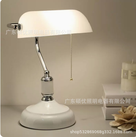 Fábrica al por mayor un retro estándar europeo americano estándar Banco lámpara de mesa blanco pantalla aprendizaje retro lámpara de mesa