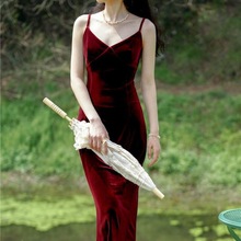 秋冬新款酒红色丝绒吊带裙性感港风复古法式高级设计感小众连衣裙