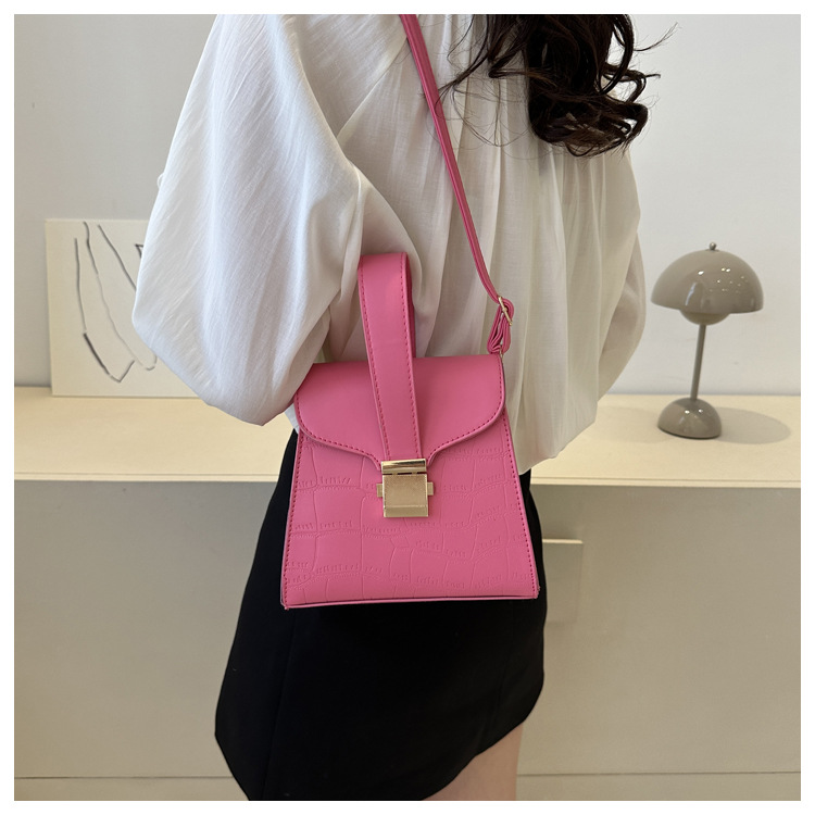 Women's Medium Pu Leather Solid Color Classic Style Flip Cover Crossbody Bag display picture 4