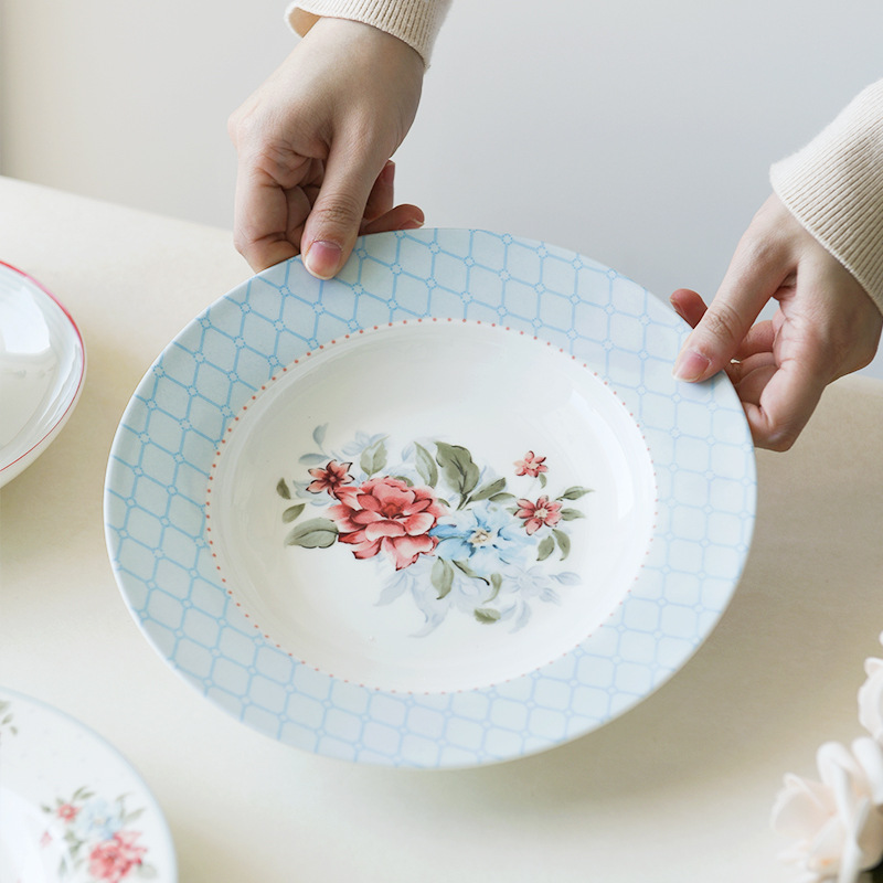 Flores románticas de alto valor de hueso de porcelana platos de cubierta casados nuevos cubiertos de cerámica esmaltados platos de platos de comedor occidentales de color plano