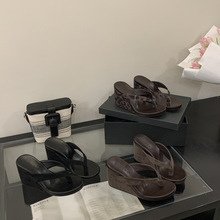 工厂直供2025春夏圆头坡跟夹脚女士人字拖休闲时尚高跟凉鞋长期现