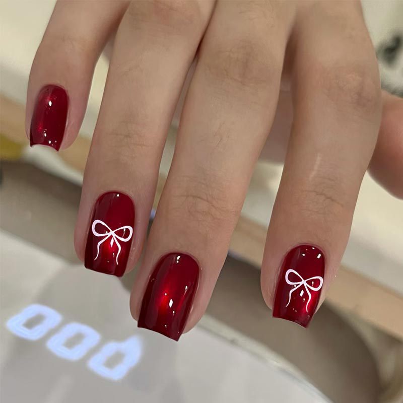 Wearable Square-Shaped Short Nails in Burgundy with Glitter, Cat-Eye Effect, White Bow, Ribbon Print, and Removable Fake Nails Wearable Square-Shaped Short Nails in Burgundy with Glitter, Cat-Eye Effect, White Bow, Ribbon Print, and Removable Fake Nails