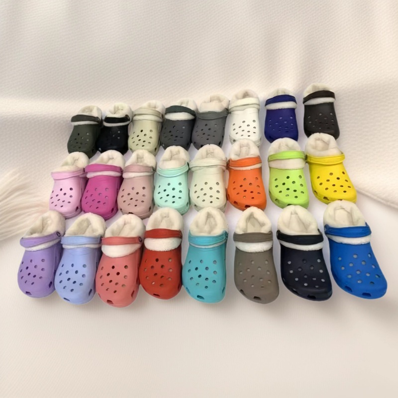 2025 zapatos clásicos para hombres y mujeres con una estrella de veludo ligera antideslizante caliente versátil zapatillas de playa al por mayor