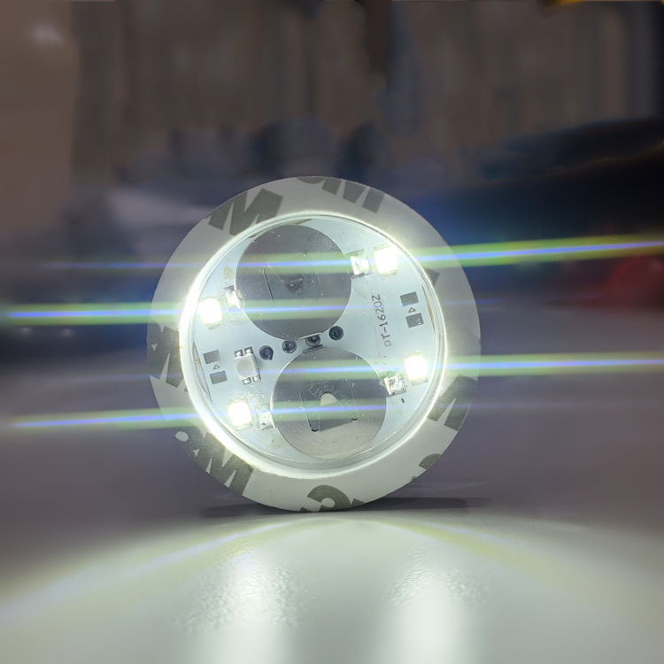 El fabricante produce pegatinas luminosas para vasos con 4 luces, pegatinas intermitentes para botellas de cócteles, posavasos LED impermeables, esponja de 6 cm, gran venta transfronteriza.