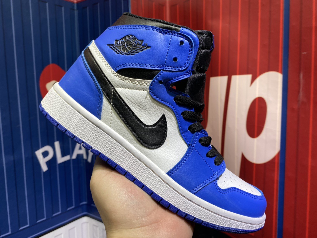 Suministro exclusivo transfronterizo de Putian de zapatillas de baloncesto AJ1 de caña media-alta en color marrón ceniza, negro y puntera roja, calzado deportivo unisex.