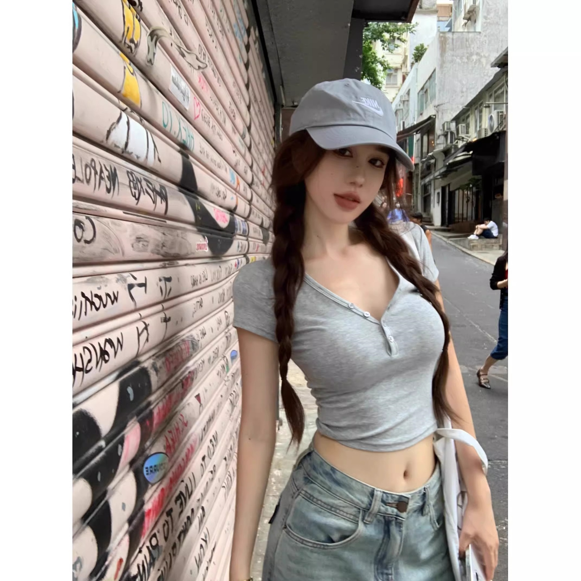 夏季高级感气质V领纽扣露脐短袖T恤辣妹纯欲风修身短款小个子上衣