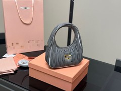 新しいプリーツバッグ、多用途でファッショナブルなハンドバッグ、脇の下バッグ、カジュアルな三日月バッグ、レディースバッグ、ハイエンドで軽い高級感