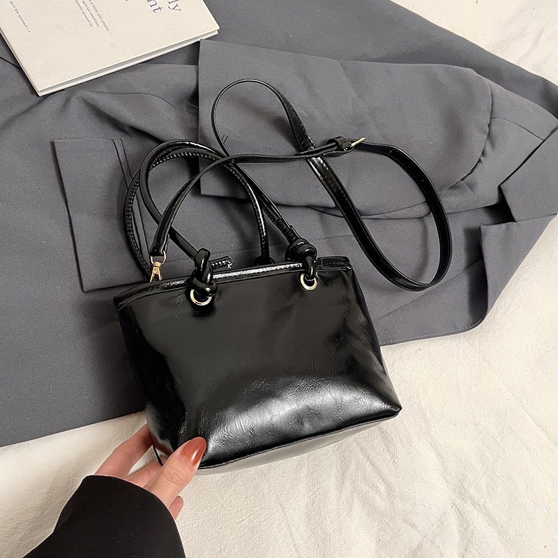 Bolsa de mano de cuero de aceite para mujeres 2024 nuevo otoño y invierno moda moda moda de mano portada con un hombro bolso de cubo
