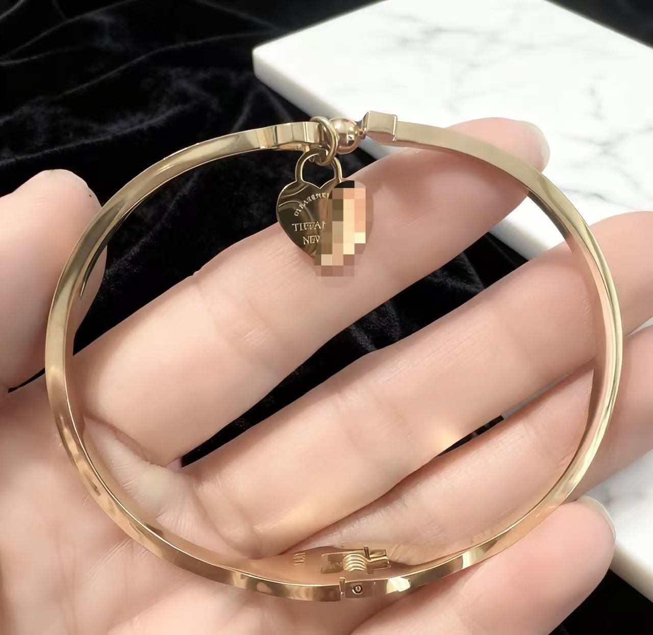 2025 新しいヨーロッパとアメリカのビッグブランドチタン鋼ブレスレット非退色ステンレス鋼ブレスレットバックルオープニングハンドジュエリー卸売