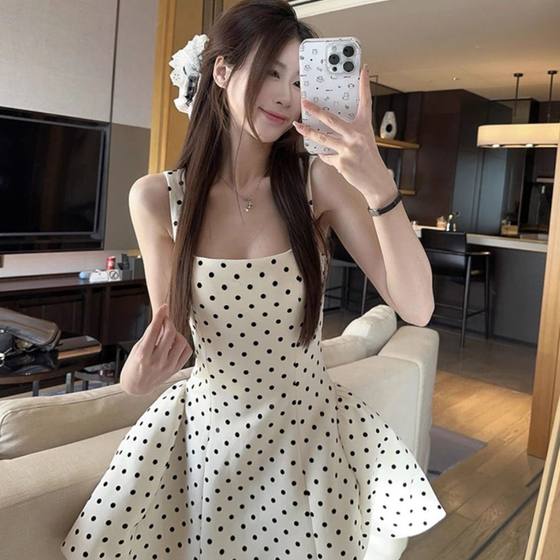 Double-track Yu Shuxin Jiang Mu Same-style Design Sense Small White Polo Dot dress High-end Sense Puffy Skirt for Women