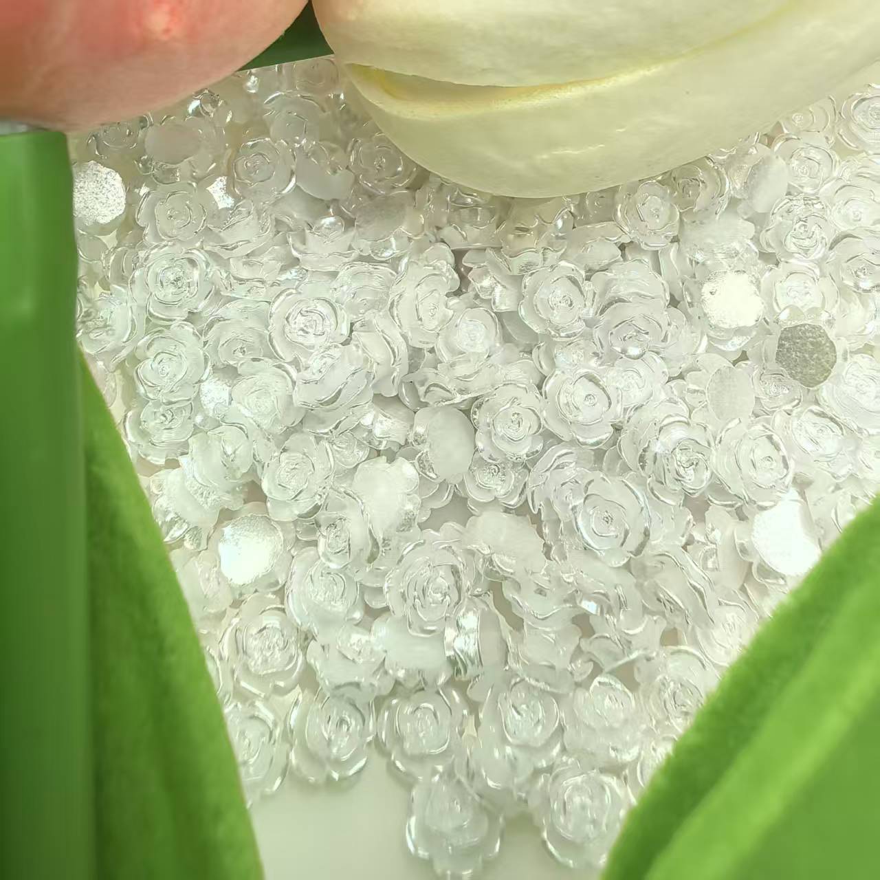 6mm玫瑰花白色美甲饰品_03.jpg