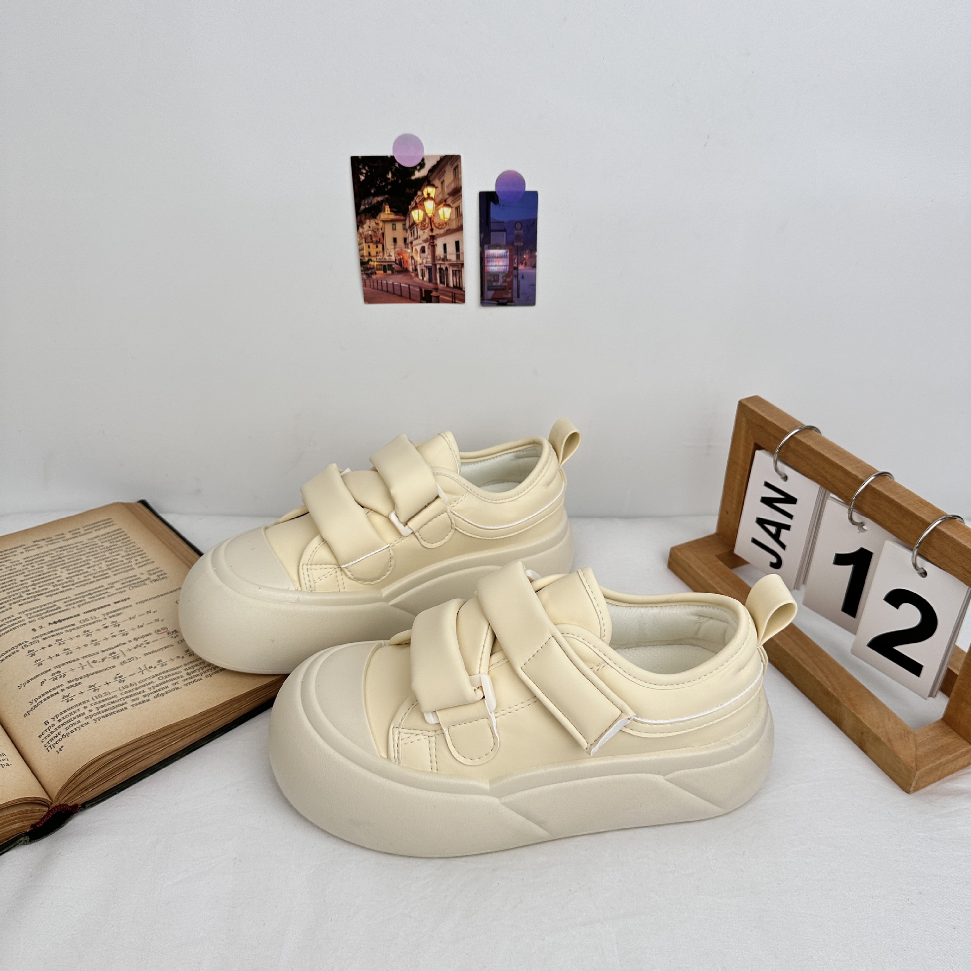 Zapatos de velcro de fondo grueso de fondo bajo para estudiantes de primavera 2025 nuevos zapatos blancos de estilo universal zapatos de mujer de estilo de Hong Kong