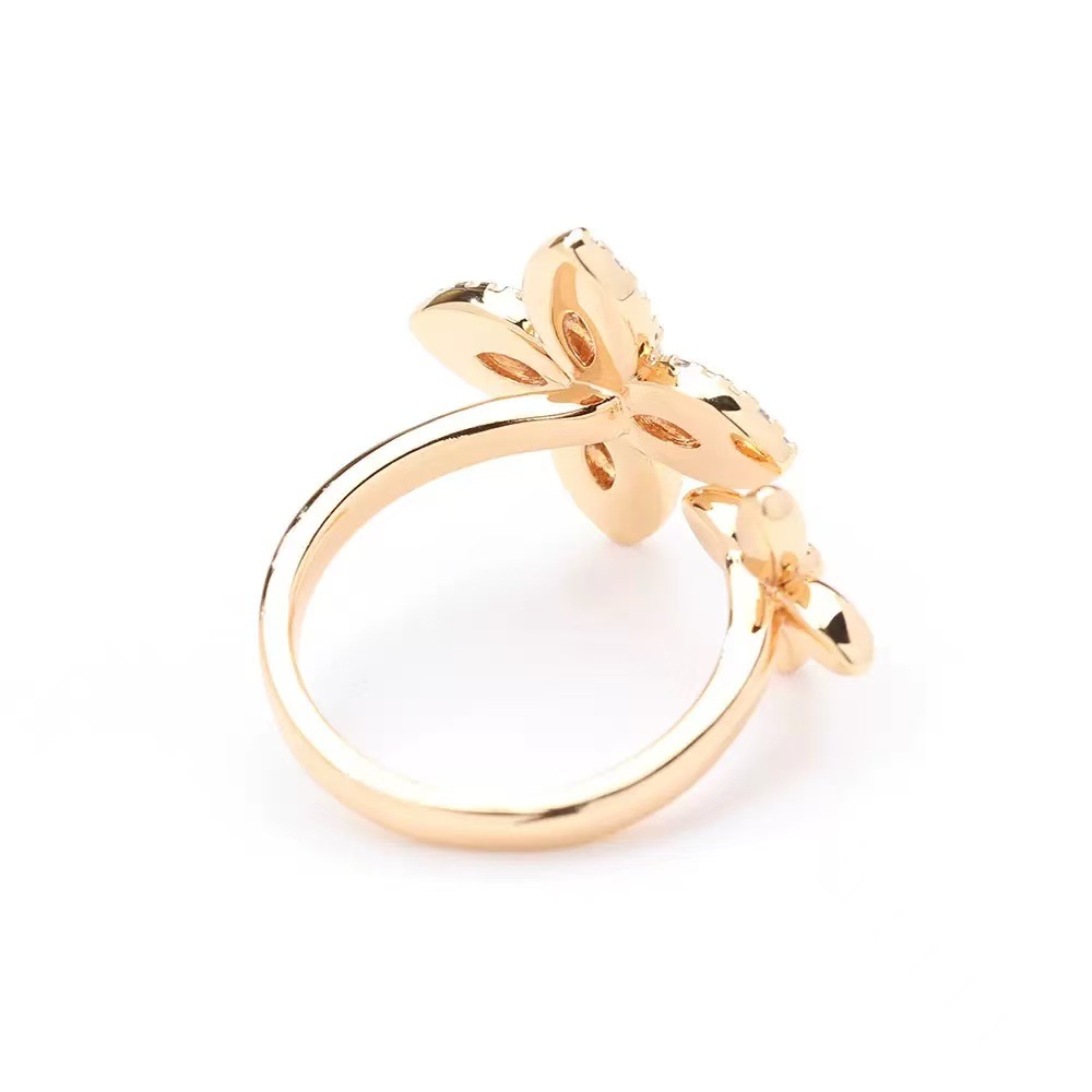 Anel de flor clássico com pedras, elegante design de rosa_voghion.com