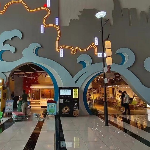 Cafetera de hielo vertical recién molida docenas de bebidas mezcladas y combinadas con cubitos de hielo cuadrados, fondo inteligente