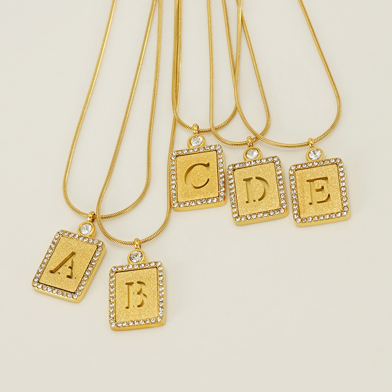 Collana personalizzata con ciondolo a lettera placcata oro donna_voghion.com