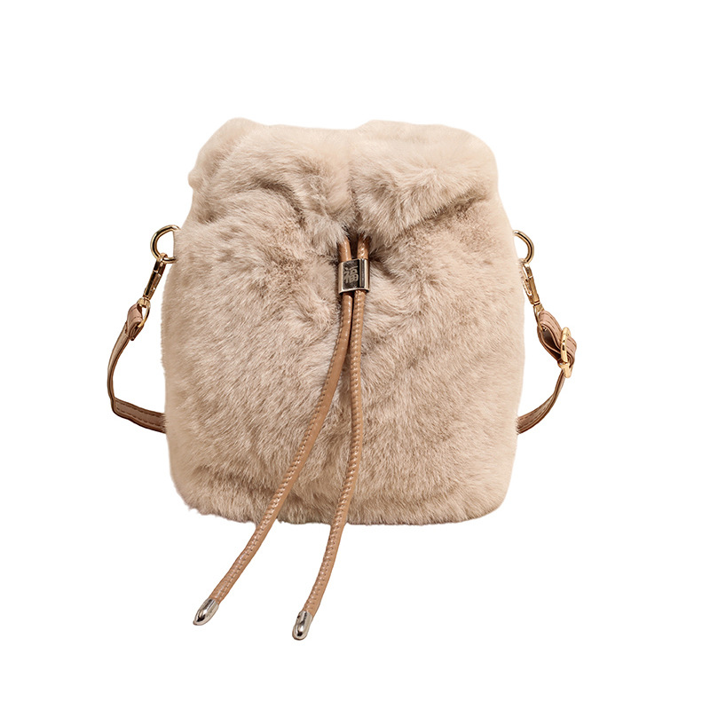 Otoño e invierno bolso peludo 2025 nuevo bolso de peluche lindo de alto valor facial bolso de hombro de mujer casual mochila