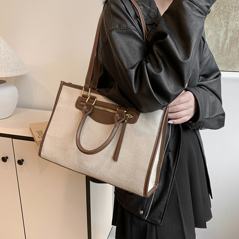 Bolsas casuales de gran capacidad para mujeres 2024 otoño nueva moda lona de hombro bolsas de brazo de viaje simple bolsas de mano image 3