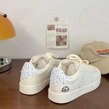 奶油色复古学生小白鞋2025新款贝壳头休闲面包鞋圆点简约时尚板鞋