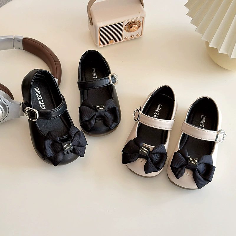 Корейская версия сладкой бантик для девочек кроссовки принцессы весной 2025 новая детская маленькая кожаная обувь мягкая подошва детская обувь оптом