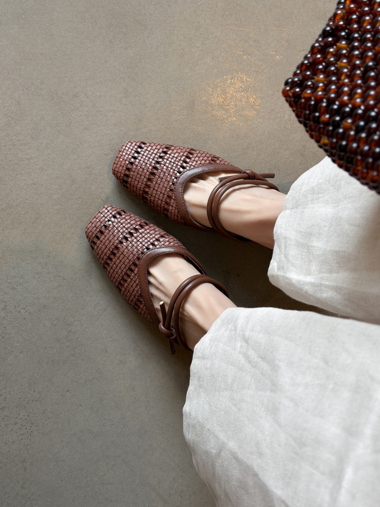 Dép sandal nữ da cừu mũi vuông gót thấp quai chữ V phối màu — màu nâu, Màu cà phê đậm, màu trắng ngà chi tiết 5