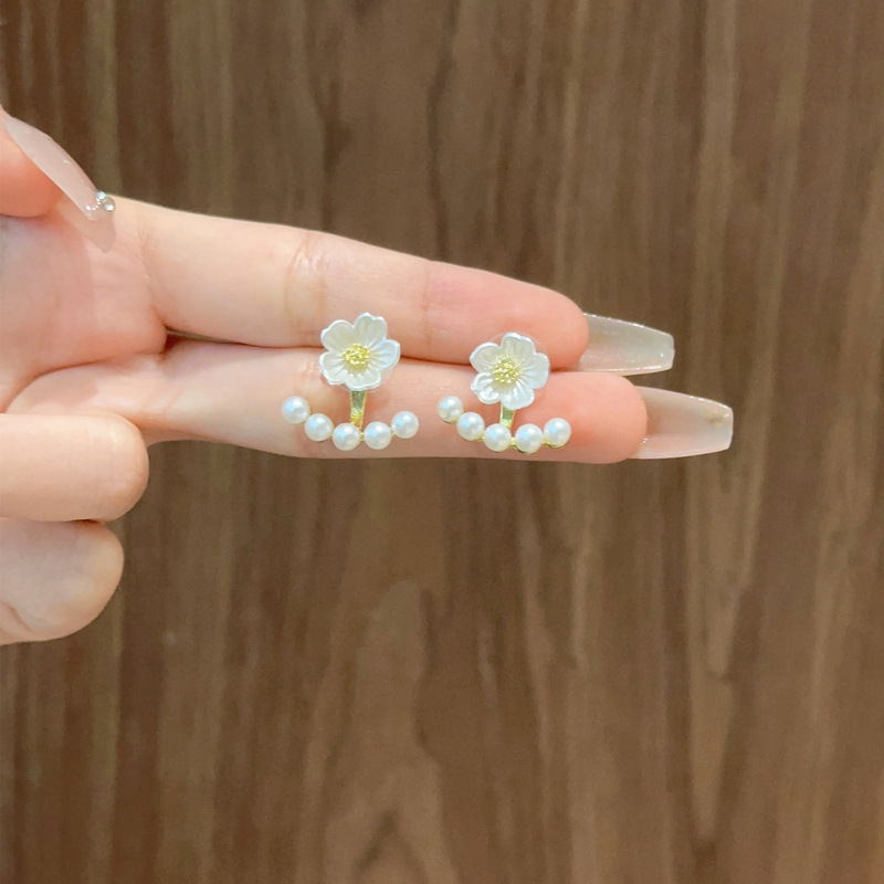 Fresh design earrings pearl