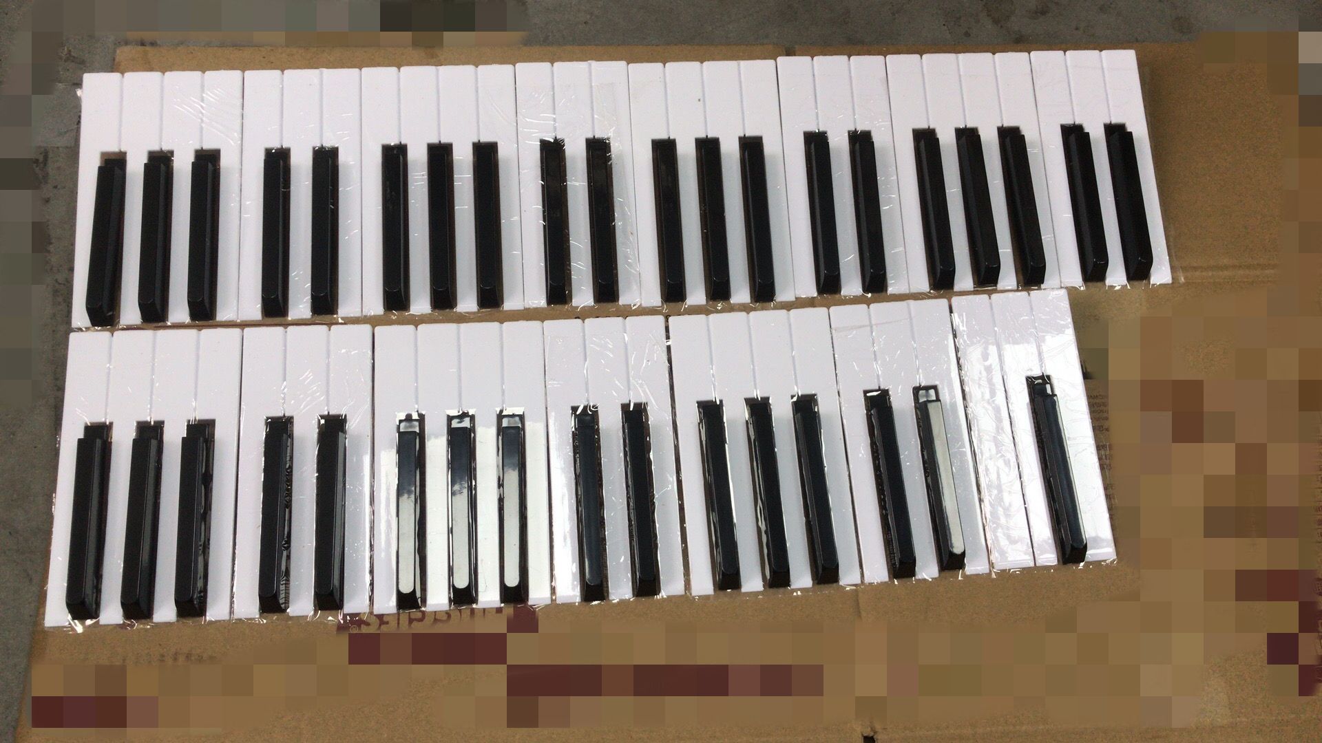 Matte piano with accessories