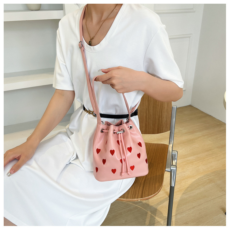 Women's Medium Pu Leather Stripe Heart Shape Vintage Style Classic Style Bucket String Bucket Bag display picture 6