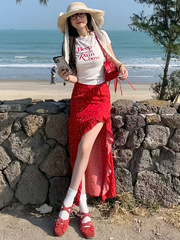 红色度假风半身裙女夏季薄款2025新款辣妹碎花包臀裙高开叉长裙子