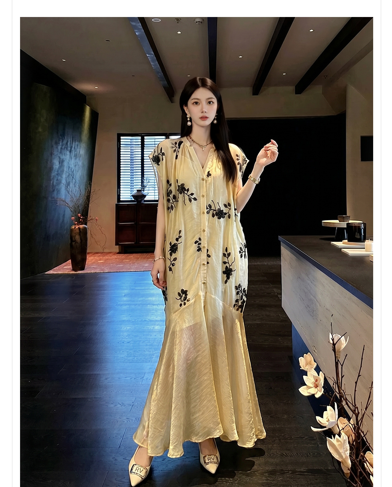 Đầm maxi nữ thắt eo phong cách tân Trung Hoa, cổ tròn, tay ngắn, thân suông, tùng váy xòe nhẹ, gấu váy xẻ tà, chất liệu voan mỏng phối ren thêu hoa và đính cườm lấp lánh — Vàng nhạt chi tiết 13