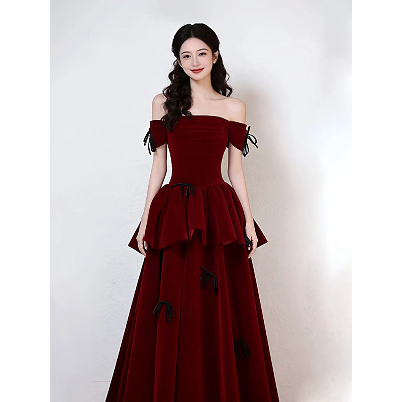 Đầm dạ hội nhung đỏ rượu vang cổ yếm, tay dài, dáng ôm body, phong cách công chúa sang trọng — Đỏ rượu