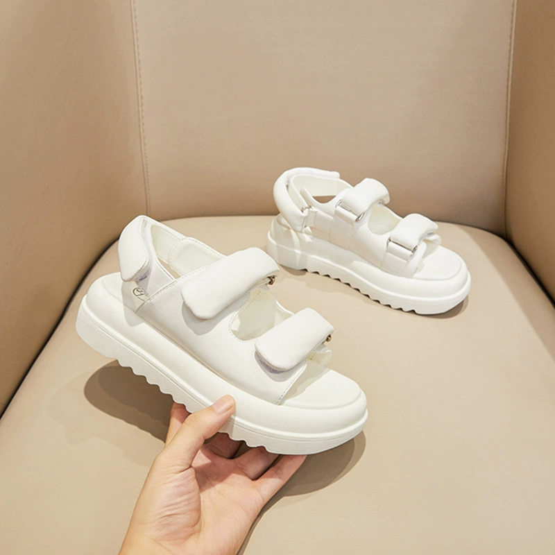 Модные студенческие сандалии для женщин, летние плоские 2024 новые стильные уличные сандалии в римском стиле на толстой подошве с платформой для пляжа.