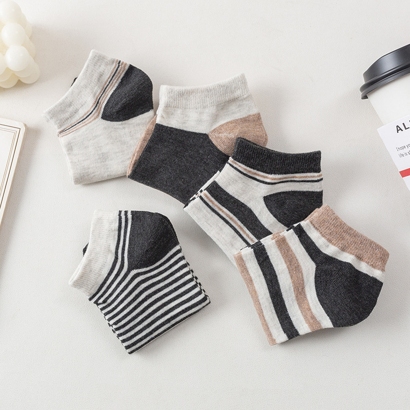 Artístico de los hombres jóvenes auto-rayas horizontales de primavera y verano Delgado transpirable de algodón absorbente de sudor suave calcetines cortos marea boca poco profunda barco Calcetines al por mayor