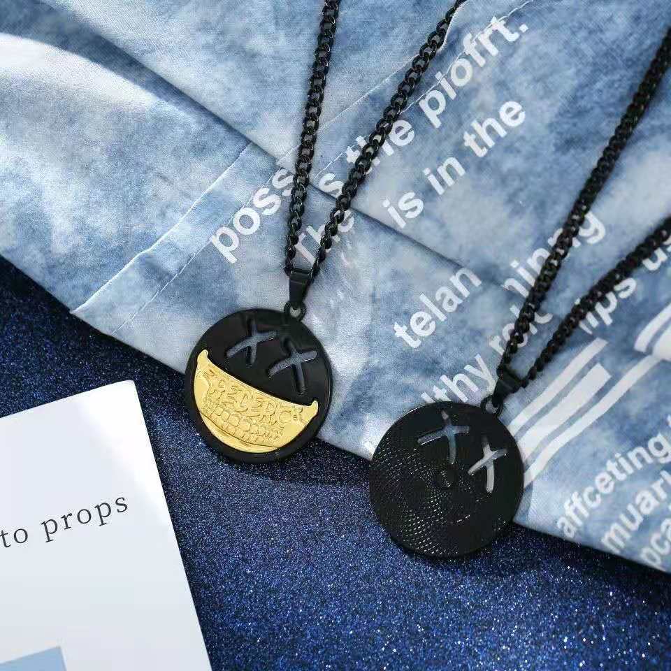 Collana da uomo alla moda con volto sorridente del marchio FDK, rotonda, con personalità versatile, ciondolo per studenti maschi e femmine, da strada_voghion.com
