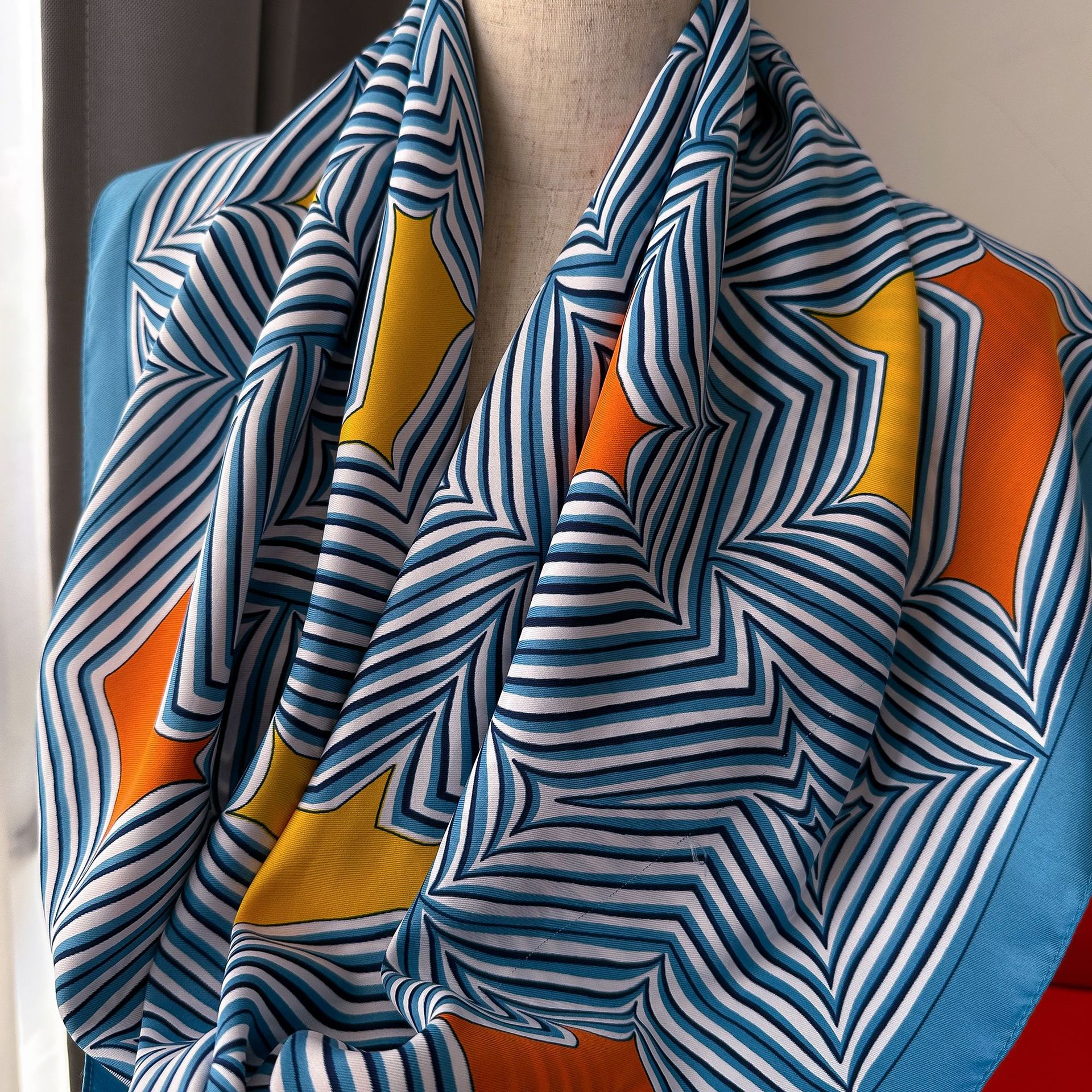 2023 Autunno Nuova Sciarpa di Seta A Righe Sciarpa Quadrata Edizione Coreana delle Donne Stampato Imitazione di Seta Fascia Protezione Solare Scialle_voghion.com