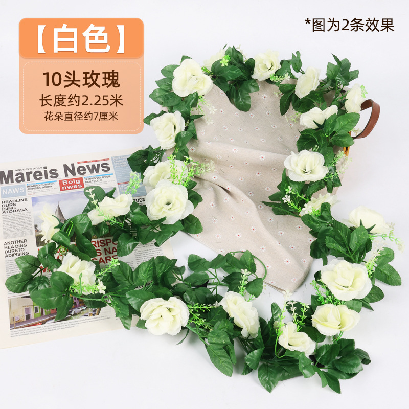 Simulación de flores falsas rosas de caña colgando la pared tubería de drenaje envuelta hoja verde que cubre la parte superior de la decoración de boda de plástico