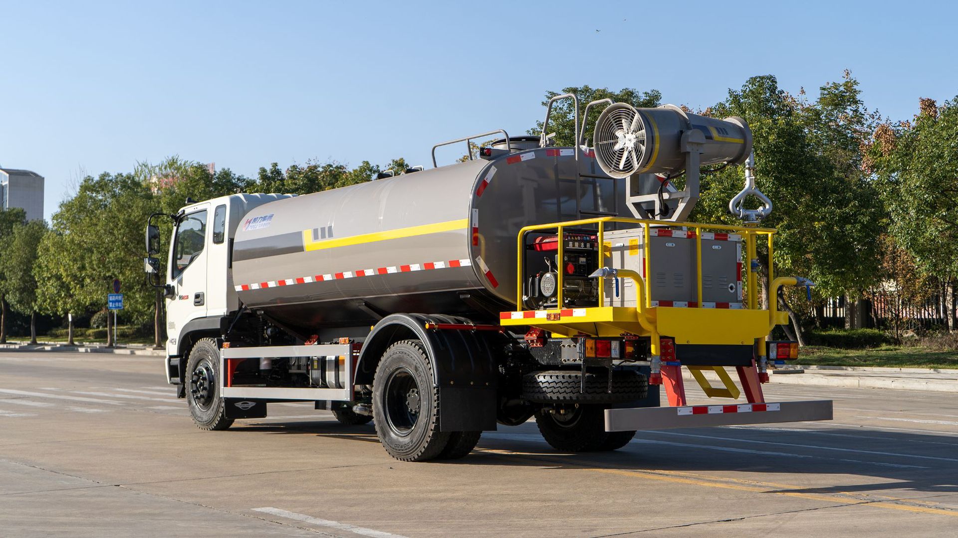 12 Square Meter Sprinkler Truck 15 Square Meter Construction Engineering Sprinkler Truck Construction Site Excavator Fog Cannon to Reduce Dust Large Fog Cannon Sprinkler Truck