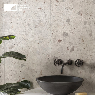 �̰�ɫ���w��ˮĥʯ�ɴu����b�깤�b�شu���޾Ƶ��l���g���u