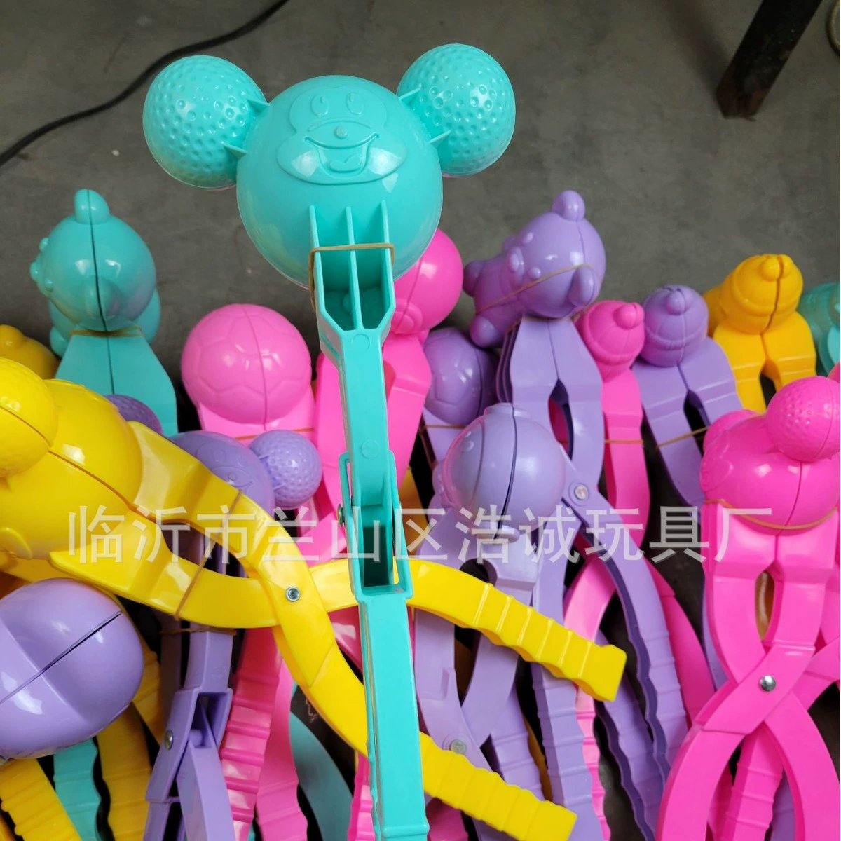 Оптовая продажа, детские игрушки, снежок, клипса, модель лыжного поля, парк развлечений, супермаркет, киоск, пластиковый зажим, морской пляж