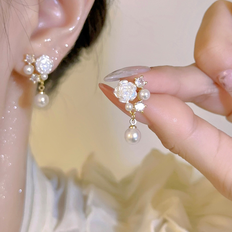 Vacancias suave hilo de malla brilla petal pendientes 2026 nuevo super temperamento perla perla hermosa joyas de orejas