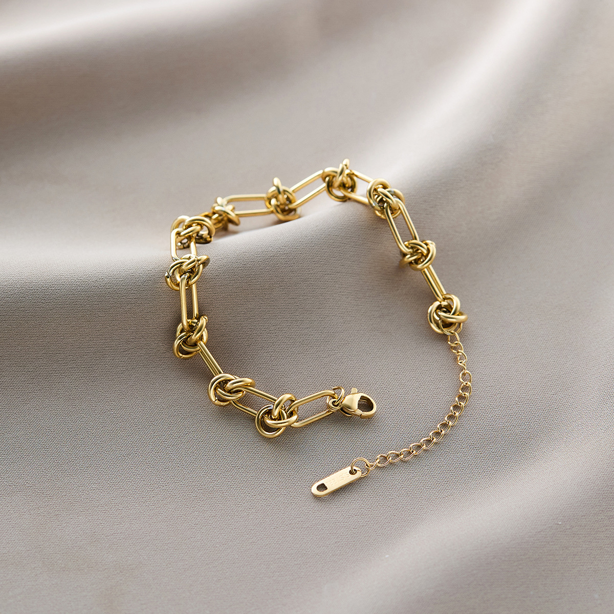 温鑑は色を落とさないで越境してよく売れているチタン鋼のブレスレットの女性の五葉の草はダイヤモンドのins風の個性の18kの真空の電気めっきを入れます。
