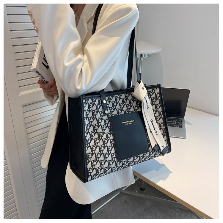 2023 New Hot Selling Large Capacity Bag Women's Versatile Commuting Shoulder Bag Fashionable and High Quality Retro Handheld Tote Bag_voghion.com