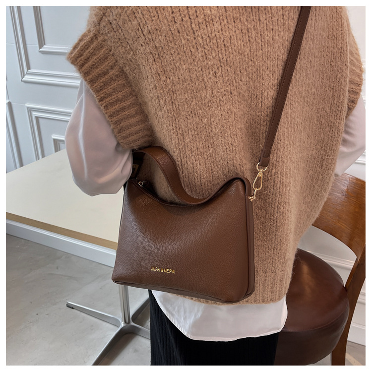 Single Shoulder Messenger Bag 2021 New Solid Color Fashion Lychee Pattern Underarm Bag display picture 3