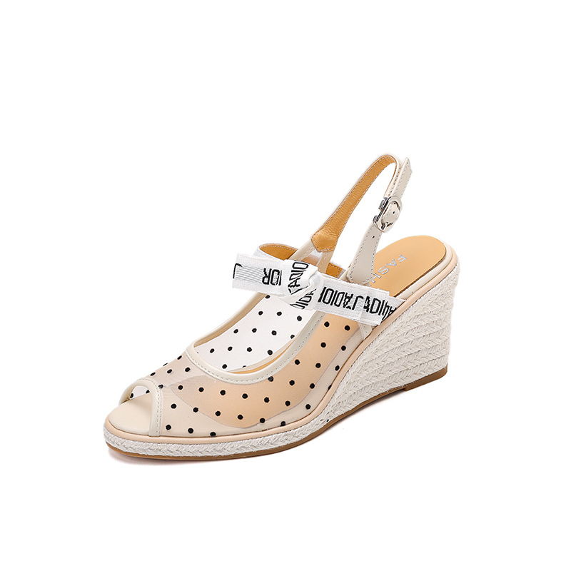 Sandal cao gót nữ hở mũi phong cách nghỉ dưỡng, đế xuồng đan rơm, quai một dây ngang, gót 9 cm — màu trắng ngà, chấm bi be