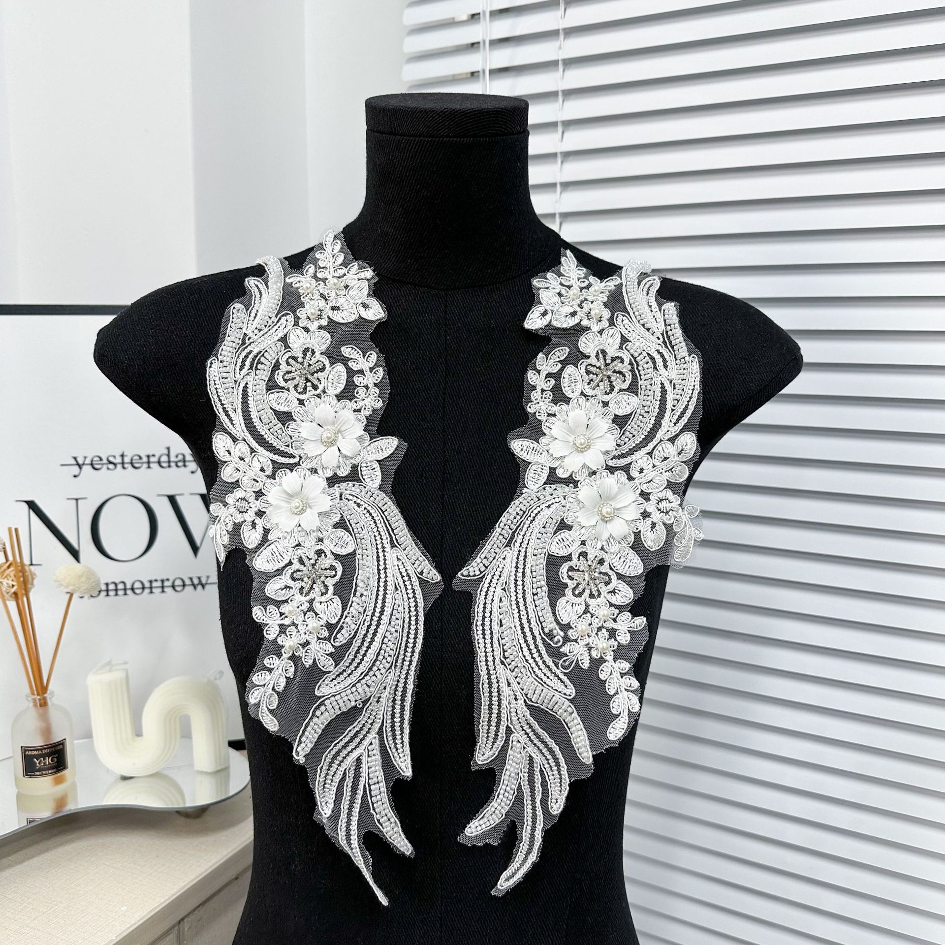 Cuentas de trabajo pesado 3D decal de encaje blanco plumas flor parche vestido de boda accesorios DIY 32cm de largo