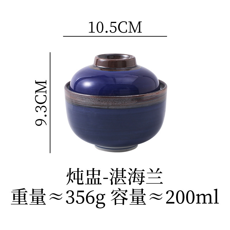 日本式の陶磁器の小さいシチューの杯のツバメの巣は水をあけて碗のスープをかぶせます。|undefined