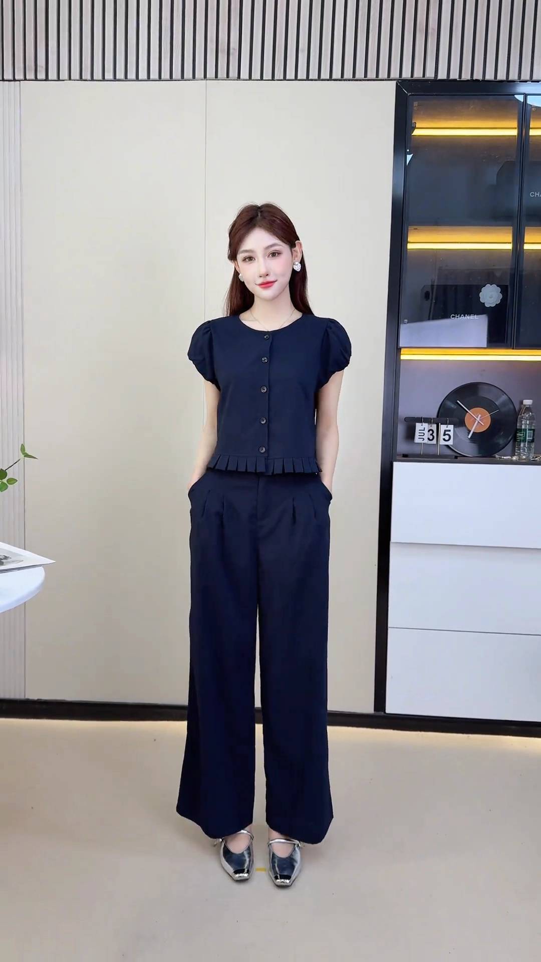 Bộ quần áo nữ mùa hè gồm áo ngắn thiết kế kiểu tây và quần ống rộng hai mảnh A5216 — Màu xanh lam đậm chi tiết 9