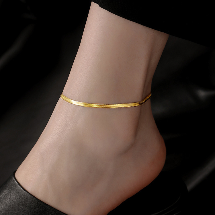 Transfronterizos Europa y América simple y exquisita cadena de hueso de serpiente versátil nueva cadena de tobillas de acero de titanio de moda femenina temperamento dorado cadena de pies de verano