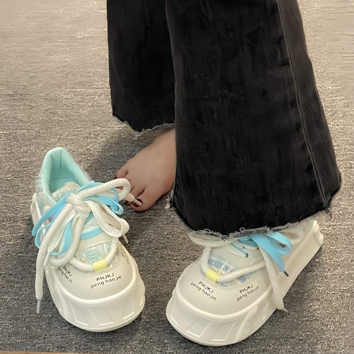 Zapatos blancos de altura de suela gruesa para mujeres 2025, nuevos zapatos de color de dopamina de otoño para mujeres zapatos de skate de diseño