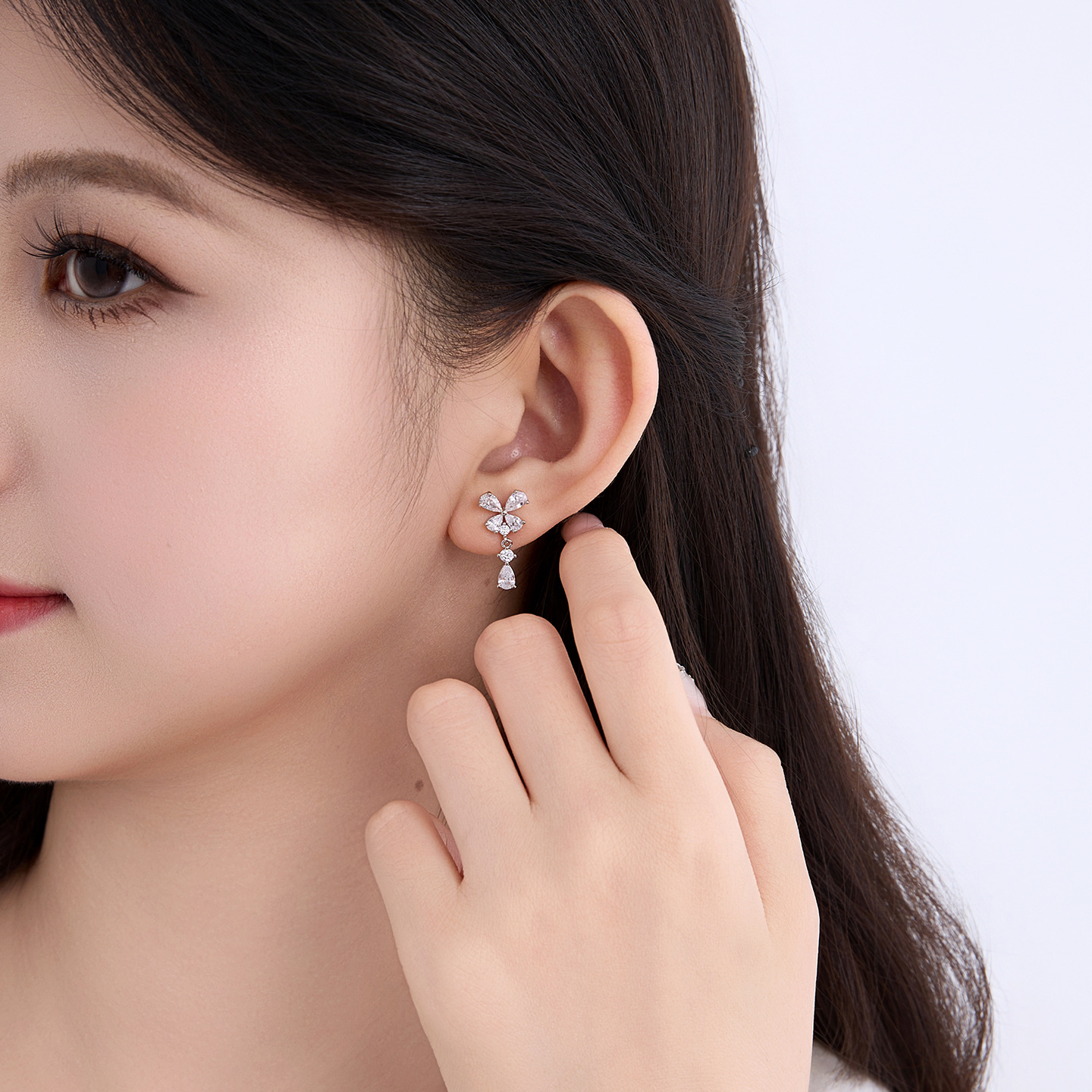 Xuping elegante temperamento largo goteo de agua aretes de brillo ligero de moda de aleación de cobre suave viento flor aretes al por mayor
