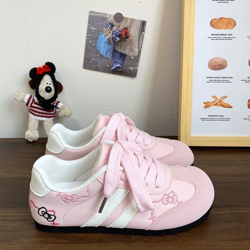 Hermosos KT bordados zapatos blancos para mujeres 2025 verano y otoño nuevos zapatos de entrenamiento alemán plano de moda universal zapatos de skate casuales
